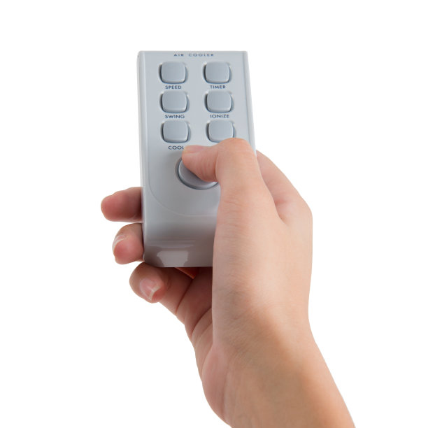 女人手握遥控器，孤立在白色背景上。图片下载