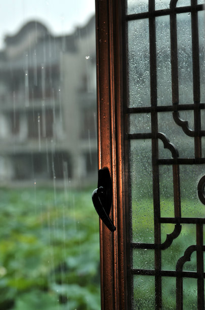雨中的中国传统青铜窗图片下载