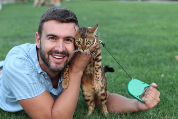 英俊的单身汉和他的宠物在户外图片下载