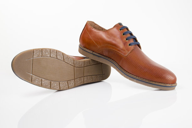 白色底棕色男皮鞋，隔离产品，舒适的鞋类。图片下载
