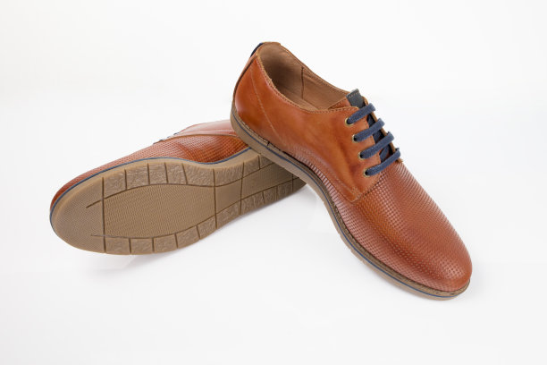 白色底棕色男皮鞋，隔离产品，舒适的鞋类。图片下载