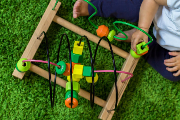 用逻辑玩具的孩子。早期发展图片下载