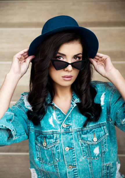 穿着牛仔裤的年轻女子。图片下载