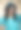 穿着牛仔裤的年轻女子。图片下载