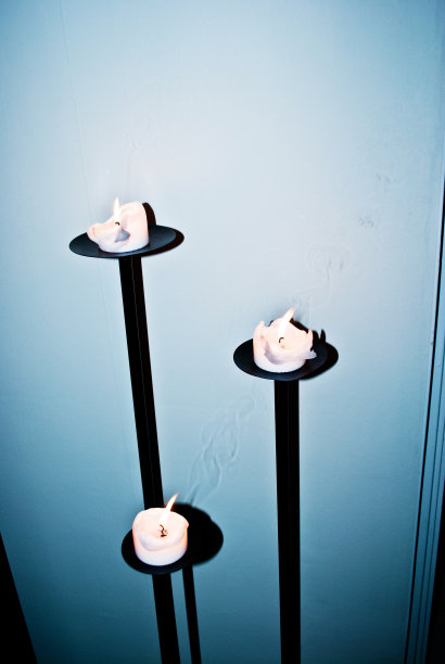 烛台上三支燃烧的白色蜡烛图片下载