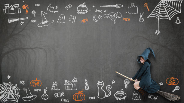 万圣节快乐，穿着女巫服装的小女孩骑着扫帚，在令人毛骨悚然的黑色黑板上用粉笔涂鸦着trick or treat糖果和吓人的幽灵来庆祝节日图片下载