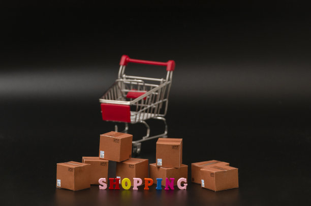购物车满硬纸盒孤立在黑色背景图片下载