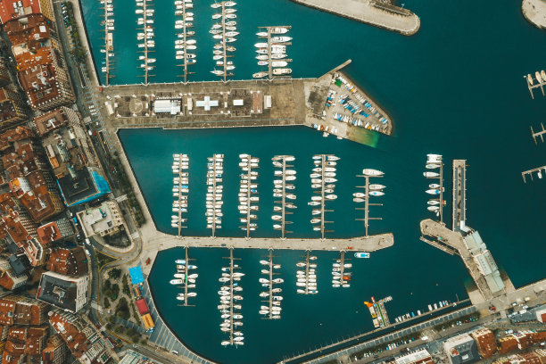 在希洪有帆船和游艇的滨海湾。图片下载