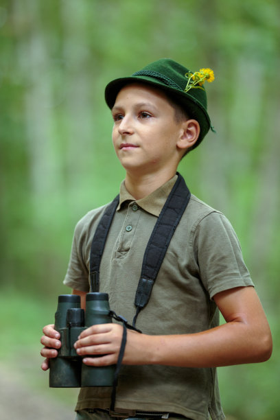 带着双筒望远镜的小猎人图片下载