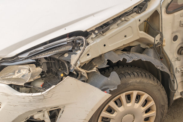 车祸中的受害者，车身和保险杠损坏的汽车图片下载