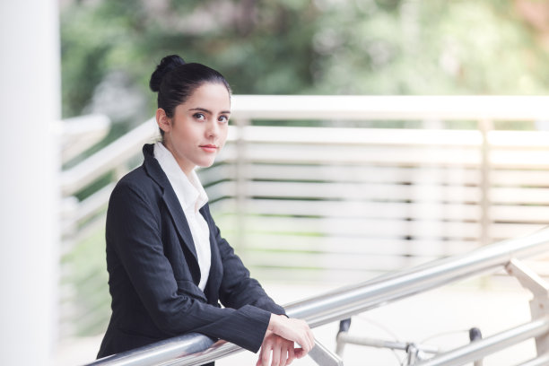 年轻漂亮的女商人微笑的肖像图片下载