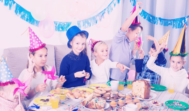 微笑群儿童有派对friendâ的生日图片下载