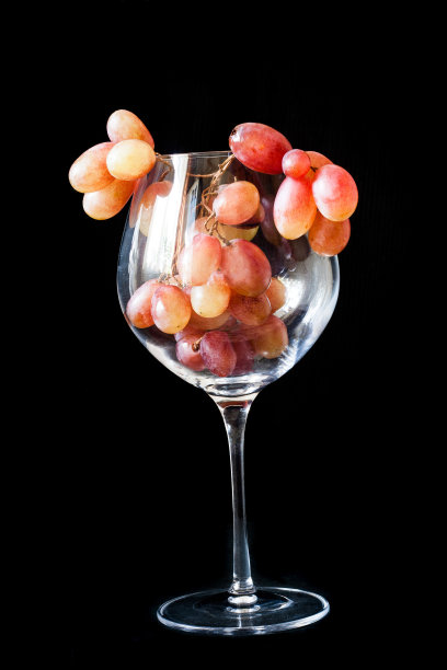 葡萄酒杯里的葡萄串图片下载