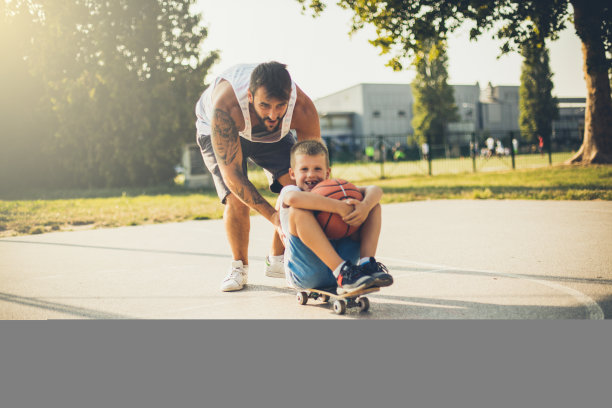 男孩的东西。父亲和儿子。图片下载