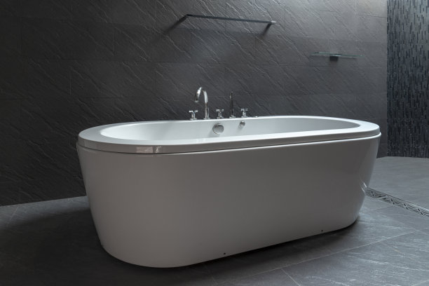 优雅的白色石材浴缸和深灰色石材瓷砖墙在现代豪华浴室内部图片下载