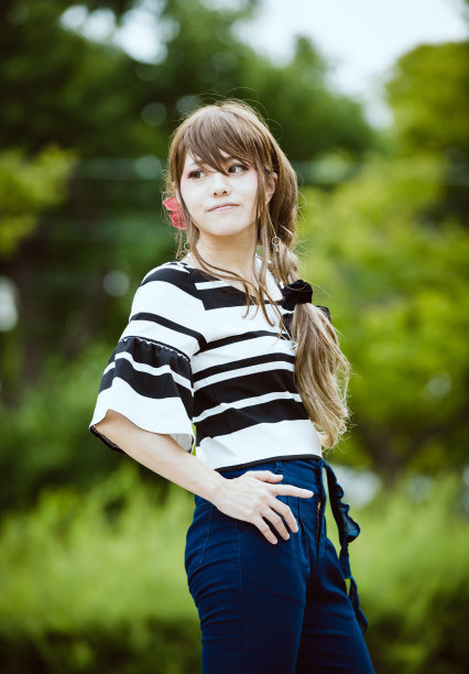 日本年轻女性休闲时尚的写照图片下载