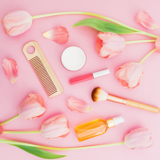 粉红色的花朵，化妆品和香气在粉红色的粉彩背景。平躺，俯视图图片下载