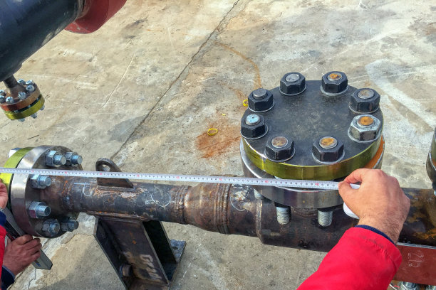 用卷尺控制工艺管道的尺寸，测量并保证产品质量的过程图片下载