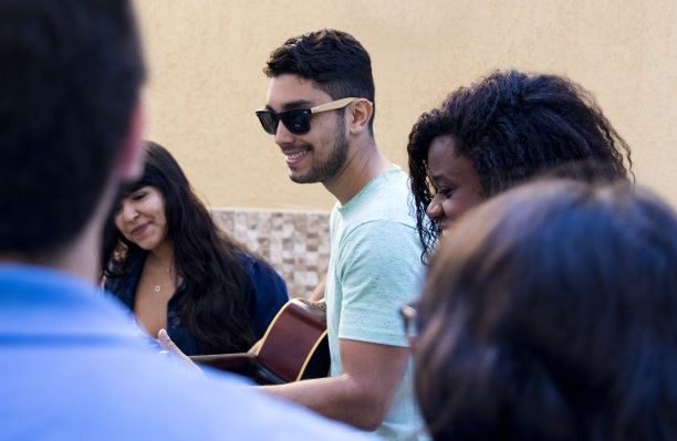 朋友们在烧烤，弹吉他图片下载