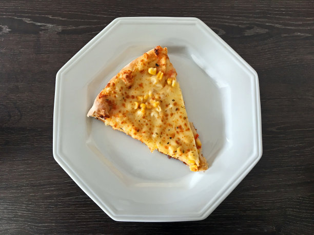 一片马苏里拉披萨图片下载