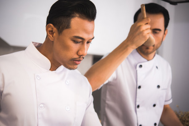 厨师在餐厅厨房里准备食物的厨师图片下载