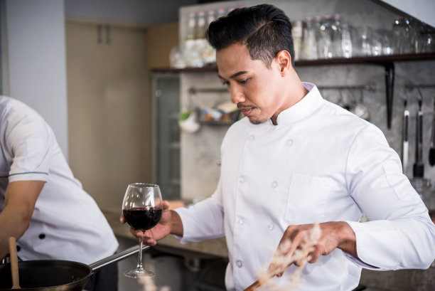 厨师在餐厅厨房里准备食物的厨师图片下载