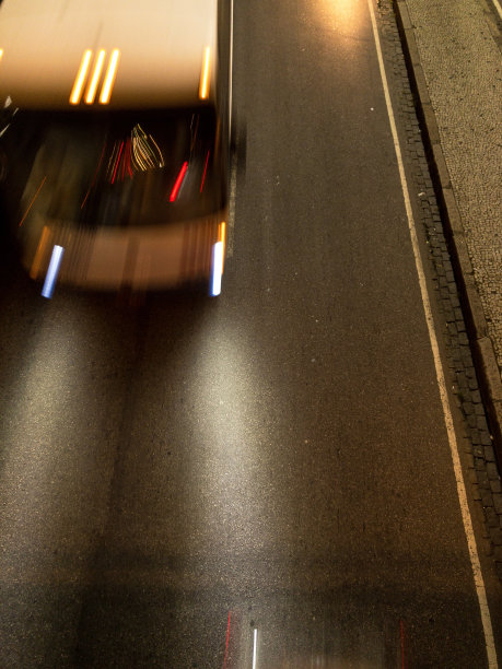 里约热内卢市中心夜间的空中巴士速度图片下载