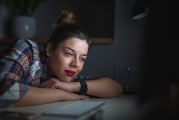 努力赶在最后期限前完成工作图片下载