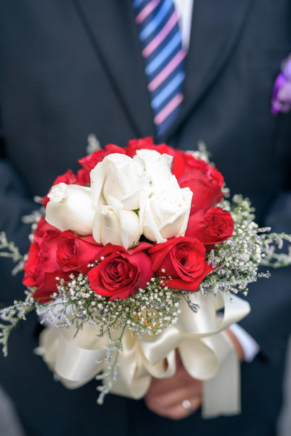新郎抱着花束图片下载