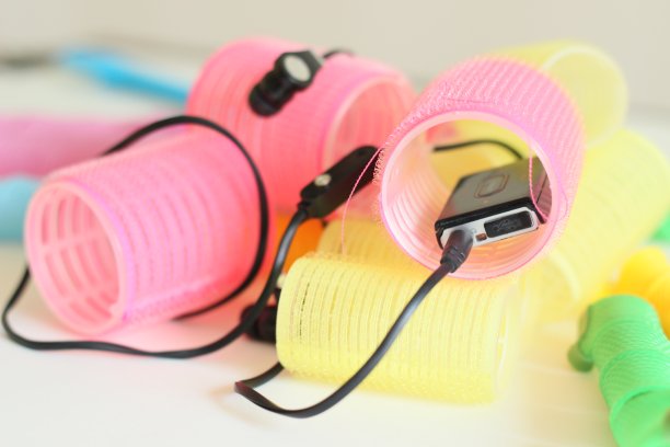 彩色发卷上的黑色小耳机图片下载