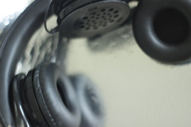 破碎的黑色耳机图片下载