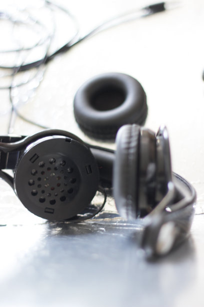 破碎的黑色耳机图片下载