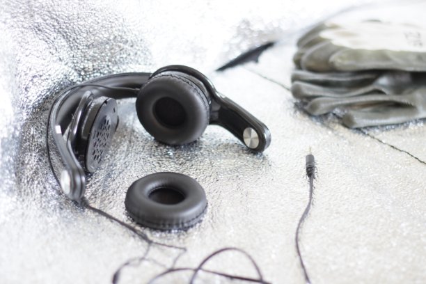 破碎的黑色耳机图片下载