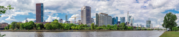 法兰克福的全景天际线和主要河流在夏季图片下载