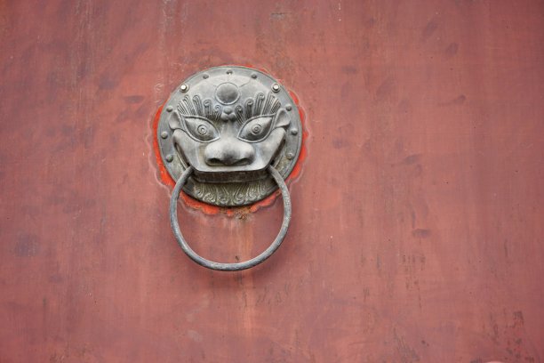 古代青铜狮子门上的红门把手图片下载