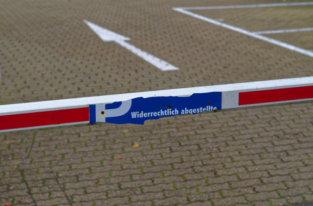 停车场护栏，上面写着德语“Widerrechtlich abgestellt”，英语“非法停车”图片下载