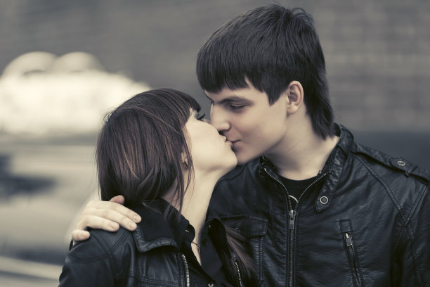 幸福的年轻情侣在户外接吻图片下载