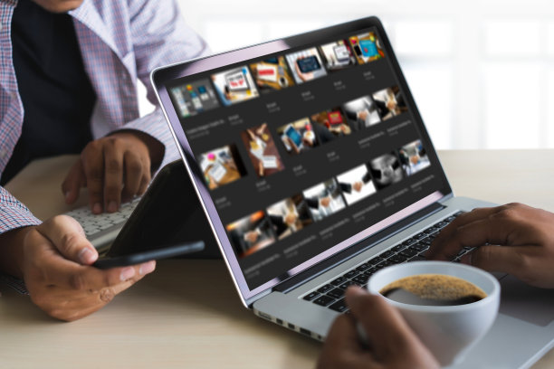 创意设计师在工作。颜色样本，插画平面设计师工作的数字平板电脑和电脑图片下载