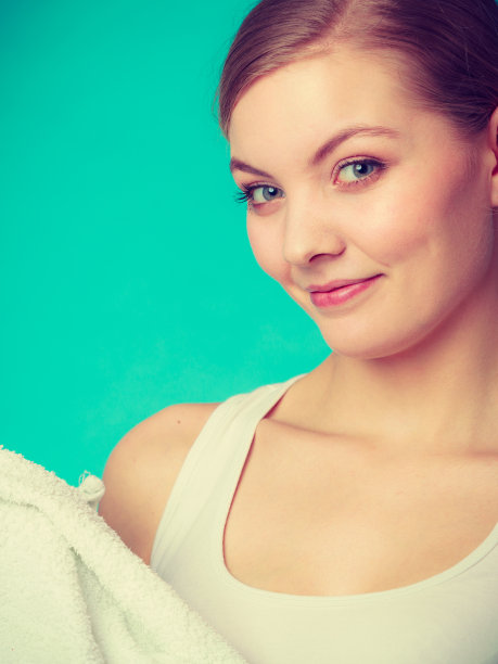 有魅力的女人拿着白色的大毛巾图片下载