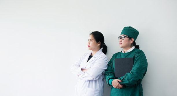 两个亚洲医务工作者的微笑。亚洲医生的肖像。图片下载