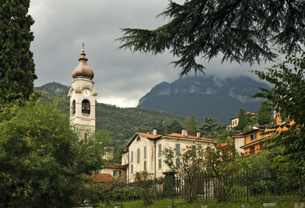 圣斯蒂芬教堂在Menaggio。科莫。意大利图片下载