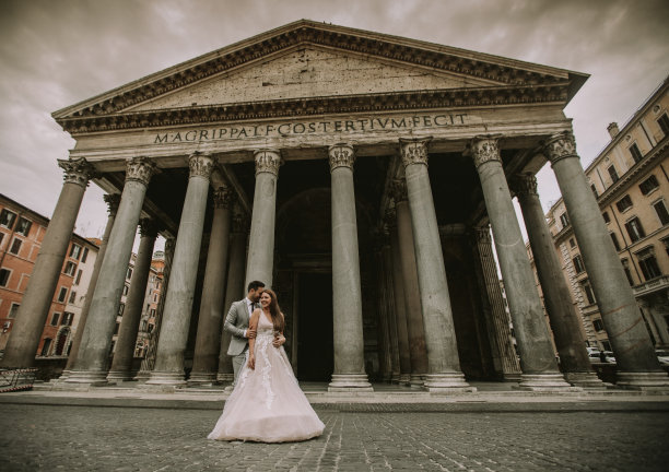 意大利罗马万神殿前的一对年轻夫妇图片下载