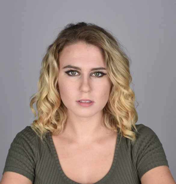 美丽的年轻女子，肖像，在工作室里图片下载