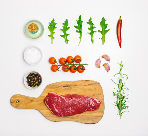 生牛排配调味滚花概念图片下载