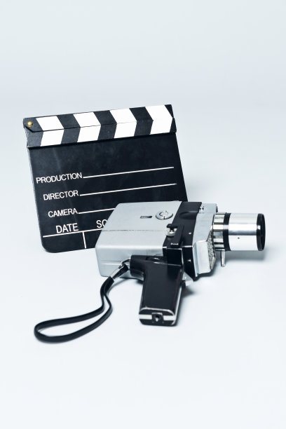 怀旧的时刻，当孩子使用复古8mm摄像机图片下载