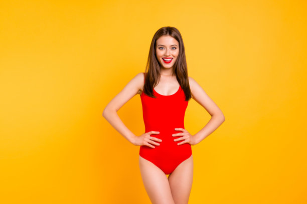 近距离的照片肖像时尚的风格，时尚的美丽，迷人的牙齿，灿烂的笑容，灿烂的快乐，高傲的少女女士救生员在紧装孤立生动的背景图片下载