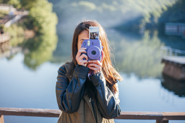 外面带着即时照相机的女人图片下载