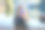 外面带着即时照相机的女人图片下载