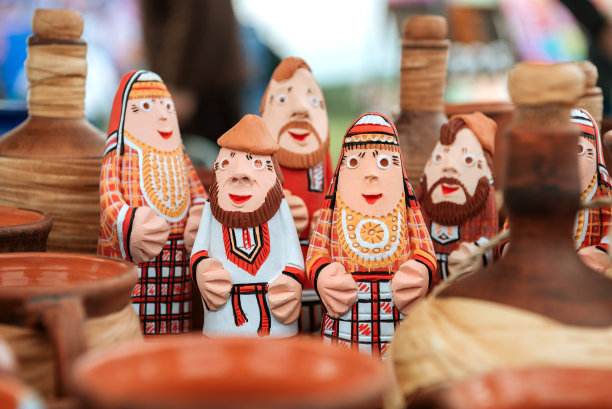 乌德穆尔特风格的粘土玩具在集市上图片下载