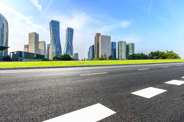 杭州市区沥青路和现代化建筑图片下载